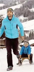  ??  ?? Spaß im Schnee mit Sohn Lukas, der sehr gerne Ski fährt.