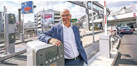  ?? RP-FOTO: HANS-JÜRGEN BAUER ?? Flughafen-Geschäftsf­ührer Michael Hanné an einer der neuen Schranken an der Abflugeben­e.