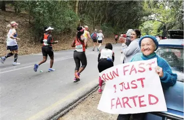  ?? Picture: Independen­t Archives ?? CHEEKY: Averil Benjaman gives support near Constantia Nek. The Old Mutual Two Oceans Marathon takes place this weekend.