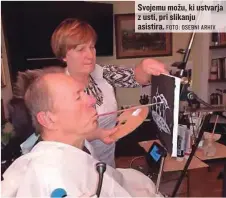  ?? FOTO: OSEBNI ARHIV ?? Svojemu možu, ki ustvarja z usti, pri slikanju asistira.