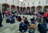  ??  ?? Sit-in Docenti e studenti insieme nel cortile