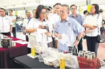  ?? — Gambar Mohd Faisal Ahmad ?? TERTARIK: Martin mendengar taklimat daripada wakil pempamer pada pameran sempena program tersebut.