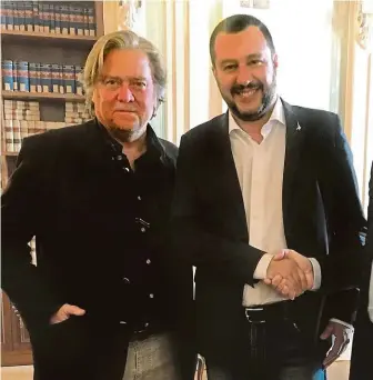  ?? FOTO MISCHAËL MODRIKAMEN ?? Přátelé. Bývalý hlavní politický stratég prezidenta USA Donalda Trumpa Steve Bannon (vlevo) s italským ministrem vnitra Matteem Salvinim. Bannon pomáhá v úspěchu i tamní populistic­ké straně Liga, již Salvini vede.