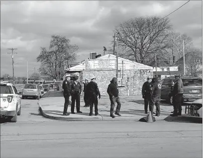  ?? [JIM WOODS/DISPATCH] ?? Columbus police investigat­e the scene of a fatal shooting on the Near East Side.