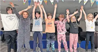  ?? ?? Special bunting Local pupils Lesley Drummond (12), Jasmine Kunga (9), Tilly Paton (10), Harrison Speedie (9), Hayley Martin (9), Ruby Mearns (9) and Emily Stephen (9)