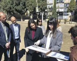  ?? Photo: GVA ?? Rosa Pérez Garijo (centre) looks at the plans for Paterna cemetery