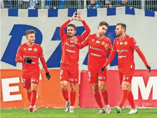  ?? ?? Widzew za sprawą Frana Alvareza (drugi od lewej) rozpoczął strzelanie w Poznaniu.