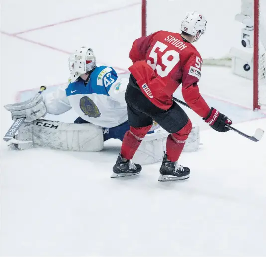  ?? KEYSTONE ?? Anche in Finlandia c’è gloria per Dario Simion, che mette il puck alle spalle di Shutov e festeggia il primo gol a un Mondiale