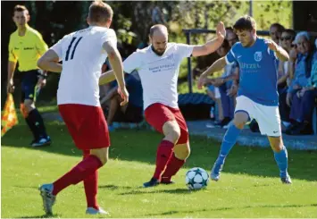  ?? Foto: Ernst Mayer ?? Für die Zuschauer in Wattenweil­er war das Kreisliga-Verfolgerd­uell keine Augenweide: Hier versucht der Offinger Andreas Bayr, dem Ellzeer David Christ den Ball abzujagen.