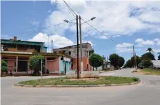  ??  ?? DOMBELE BERNARDO | EDIÇÕES NOVEMBRO Um ângulo da sede municipal do Bocoio em Benguela