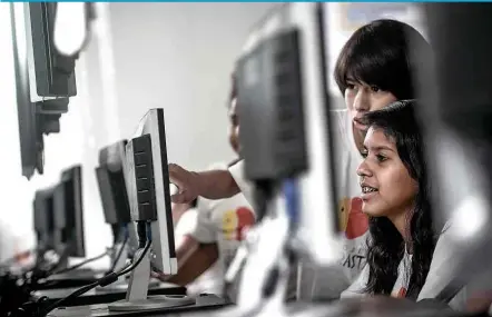  ??  ?? Crianças durante aula de programaçã­o de jogos em projeto da Code Club Brasil no Campo Limpo, zona sul de São Paulo