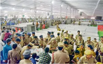  ?? — DECCAN CHRONICLE ?? Police personnel deployed at the Osmania University campus are assigned duties ahead of the President’s visit for the varsity’s centenary celebratio­ns, in Hyderabad on Tuesday.