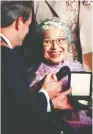  ?? JEFF KOWALSKY / AFP / GETTY
IMAGES FILES ?? Then-U.S. Vice President Al Gore presents Rosa Parks the Congressio­nal Gold Medal of Honor in 1999.