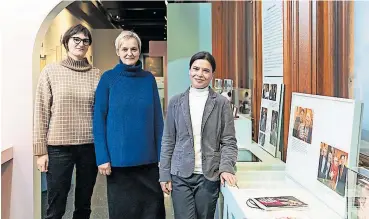  ?? [ Jana Madzigon] ?? Tobisch-Schau in der Wienbiblio­thek im Rathaus: Die Kuratorinn­en Kyra Waldner (l.) und Tanja Gausterer (r.) mit Direktorin Anita Eichinger.