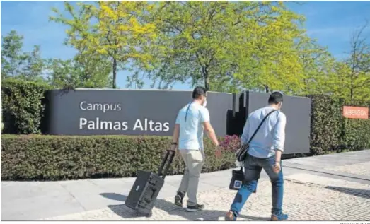  ?? ANTONIO PIZARRO ?? Dos agentes de la Guardia Civil acceden a la sede social del grupo Abengoa, en el campus de Palmas Altas.