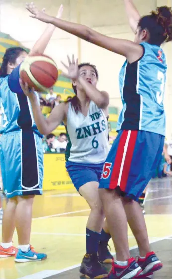  ?? (SUN.STAR FOTO/RUEL ROSELLO) ?? ON TOP OF THEIR GAME. The lady cagers play their hearts out in the tournament exclusivel­y for female basketball teams in the 2015 Christmas Cup.