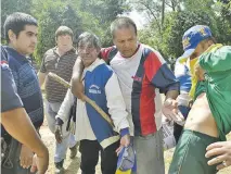  ??  ?? Algunos manifestan­tes muestran los rastros de impactos de balines que recibieron durante la represión policial.