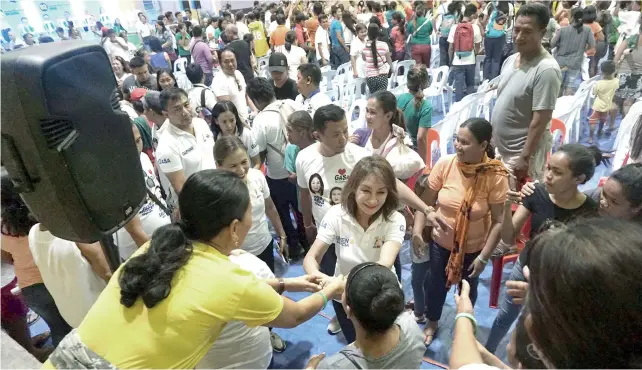  ?? SUNSTAR FOTO / ALEX BADAYOS ?? WOMEN POWER. One Cebu president and Cebu gubernator­ial candidate Rep. Gwen Garcia (Cebu, 3rd District), together with her vice gubernator­ial bet Daphne Salimbango­n, shakes hands with supporters in San Fernando town, Cebu on Friday, March 29.