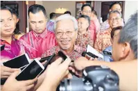  ??  ?? UNTUK RAKYAT: Masing ketika menjawab pertanyaan media.