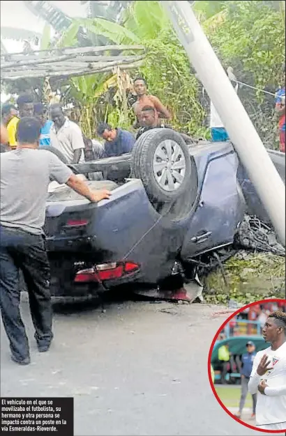  ??  ?? El vehículo en el que se movilizaba el futbolista, su hermano y otra persona se impactó contra un poste en la vía Esmeraldas-Rioverde.