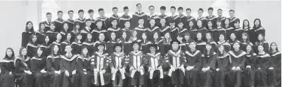  ??  ?? SYABAS: Graduan Kolej NIIT merakamkan gambar kenangan bersama Fazzrudin (duduk, sembilan kiri). Turut kelihatan Andrew (duduk tujuh kiri), Voon (duduk, lapan kiri), Joseph (duduk, sembilan kanan) dan Tiong (duduk, lapan kanan).