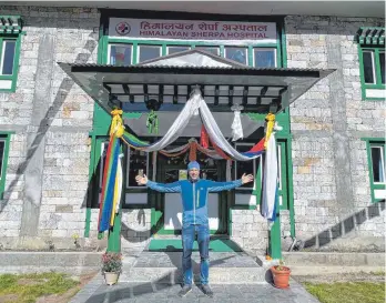  ?? FOTO: PRIVAT ?? Matthias Baumann vor dem Himalayan Sherpa Hospital, gebaut mit Geldern, die der 52-Jährige gesammelt hat.