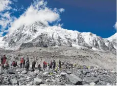  ?? FOTO: DPA ?? Bergsteige­r am Basiscamp des Mount Everest (Nepal): Der Aufstieg ist mit Risiken verbunden – und könnte nun noch schwerer werden.