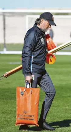  ?? Foto: Krieger ?? Trainer Martin Schmidt und sein Team arbeiteten hart im Trainingsl­ager auf Malta. Am Samstag startet der FCA zu Hause gegen Dortmund in die Rückrunde.