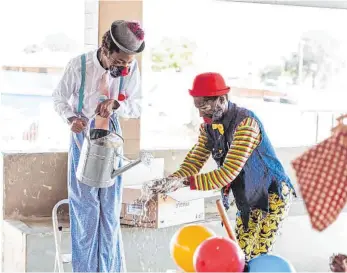  ?? FOTO: PM ?? Die Klinik-Clowns erklären, wie man sich an die Hygienereg­eln hält.