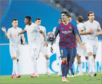  ?? FOTO: AP ?? Luis Suárez, durante el partido Barça-Bayern
El uruguayo está en la lista de transferib­les para el club tras el 2-8