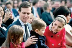  ??  ?? Jared Kushner, consejero principal del presidente de EU, y su esposa Ivanka Trump, junto con sus hijos Arabella y Joseph, en la Casa Blanca.