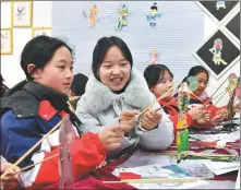  ?? ZHANG QIFU / XINHUA ?? Children play with the shadow puppets in a classroom in Guang’an, Sichuan province, in late February.