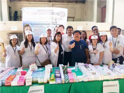  ?? Ian Ocampo Flora ?? MEDICAL MISSION. Mayor Dante Torres joins Kapampanga­n expats and volunteers during Tuesday’s medical and dental mission in Barangay San Agustin in Betis District.—