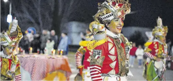  ?? EL PERIÓDICO ?? Ambiente Las calles de Don Benito se llenan para ver el desfile de comparsas. ▷