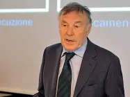  ??  ?? Il medico Mario Cristofoli­ni, presidente della Lilt, spiega il nuovo servizio di consulenza attivo a Trento