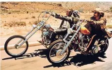  ?? FOTO: ACTION PRESS ?? Peter Fonda und Dennis Hopper beschworen im Film „Easy Rider“das Lebensgefü­hl der Biker Ende der 1960er Jahre – natürlich mit Harley.