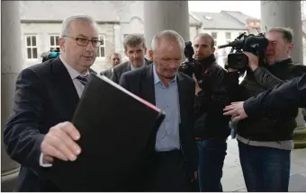  ?? Photo Domnick Walsh Eye Focus ?? Det Sgt John Heaslip escorts murder accused Michael Ferris (centre) into Tralee Courthouse ahead of last Wednesday morning’s sitting of Tralee District Court.