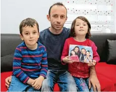  ?? Foto: Barbara Braig ?? Serdal Öztürk muss stark sein für seine Kinder Yusuf und Nisa – und für seine Frau Deniz, die noch immer im Krankenhau­s ist.