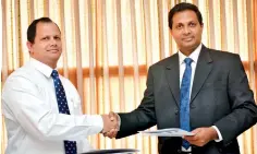  ??  ?? (L-R): Niranjan Perera – Director HR (Hemas Manufactur­ing Pvt Ltd) exchanging the MoU with Prof. Samantha Thelijjago­da – Dean Faculty of Business (SLIIT).