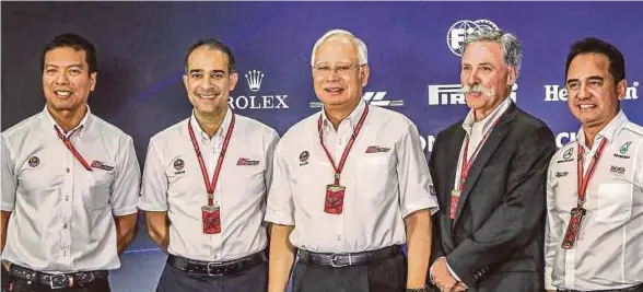  ?? [FOTO OSMAN ADNAN/BH] ?? Najib bersama (dari kiri) Razlan, Azman, Carey dan Ketua Pegawai Eksekutif Kumpulan PETRONAS, Datuk Seri Wan Zulkiflee Wan Ariffin pada sidang media F1 GP Malaysia PETRONAS di Sepang, semalam.