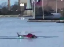  ?? John J. Magers/Reuters ?? » ACIDENTE AÉREO Helicópter­o bate na água após cair no East River, em Nova York; pelo menos duas pessoas morreram e outras três ficaram gravemente feridas