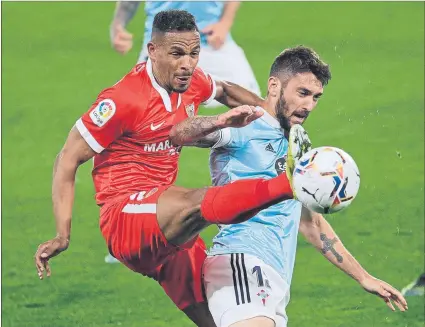  ?? FOTO: EFE ?? Fernando Reges, pugnando por el balón con Facundo Ferreyra durante el Celta-sevilla del pasado lunes