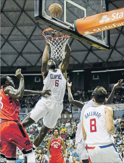  ?? FOTO: AP ?? DeAndre Jordan, pívot de Los Angeles Clippers, un encuentro de la pretempora­da NBA 2017-18 frente a Toronto Raptors