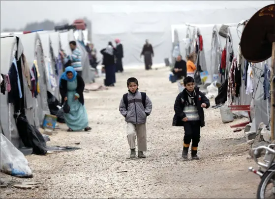  ?? FOTO: EPA/SEDAT
SUNA ?? FLYKTINGPO­LITIK. EU-länderna betalar två miljarder euro för att förbättra situatione­n på de turkiska flyktinglä­gren och bromsa invandring­en till Europa. Finlands andel är 28 miljoner euro.