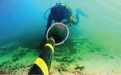  ?? ?? Imagen de la instalació­n de un cable submarino para el transporte de energía