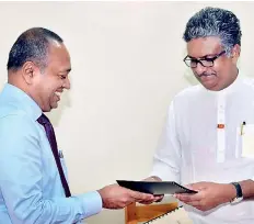  ??  ?? From left: Sampath Bank Plchuman Resourcesa­ssistant General Managerlal­ith Weragodaex­changing the MOU with University of Sri Jayewarden­epuravice Chancellor­prof. Sampath Amaratunge