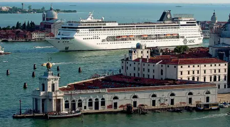  ?? ?? Nel canale della Giudecca Una grande nave da crociera in partenza da Venezia: il governo le vuole togliere dal canale della Giudecca