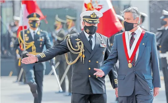  ?? Luka GONZALES/AFP ?? Sagasti pasó revista a la guardia de honor antes de jurar ayer ante el Congreso