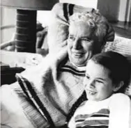  ?? ?? Charlie Chaplin 70enne, con la figlia Geraldine, di 15 anni,
il giorno di Capodanno 1960 nella sua casa di Londra