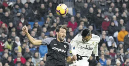  ?? (Photo: AFP) ?? Real Madrid’s Brazilian midfielder Casemiro (right) heads the ball while being challenged with Sevilla’s Italian-argentinia­n midfielder Franco Vazquez during their Spanish League match at the Santiago Bernabeu Stadium in Madrid, yesterday.